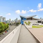 Spacious 1-Bed With Pool & Gym 5 Minutes From Cbd