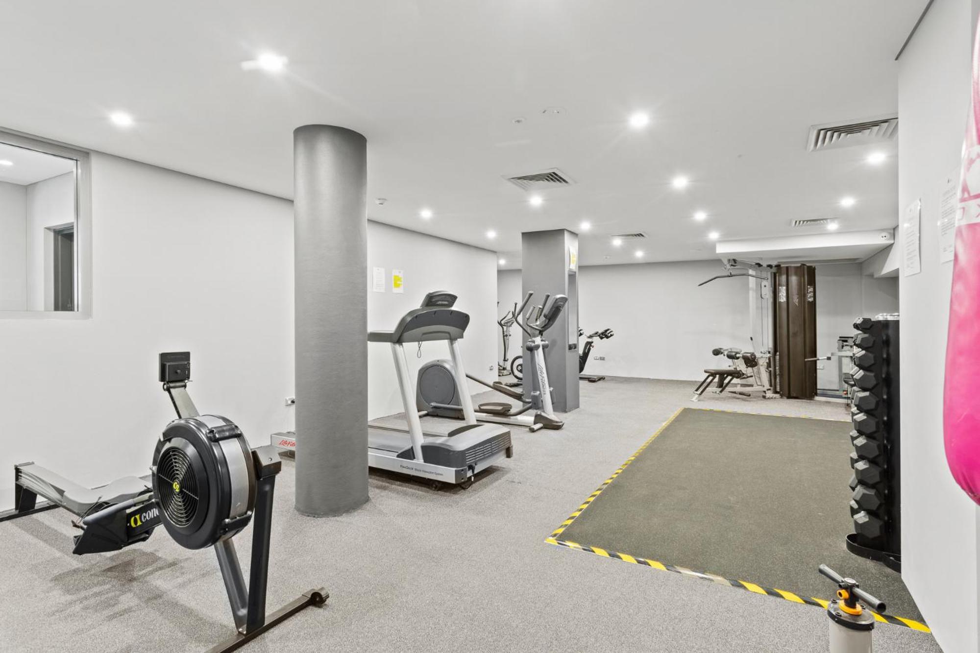 Spacious 1-bed With Pool & Gym 5 Minutes From Cbd